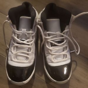 EUC Jordan 11 "breads"